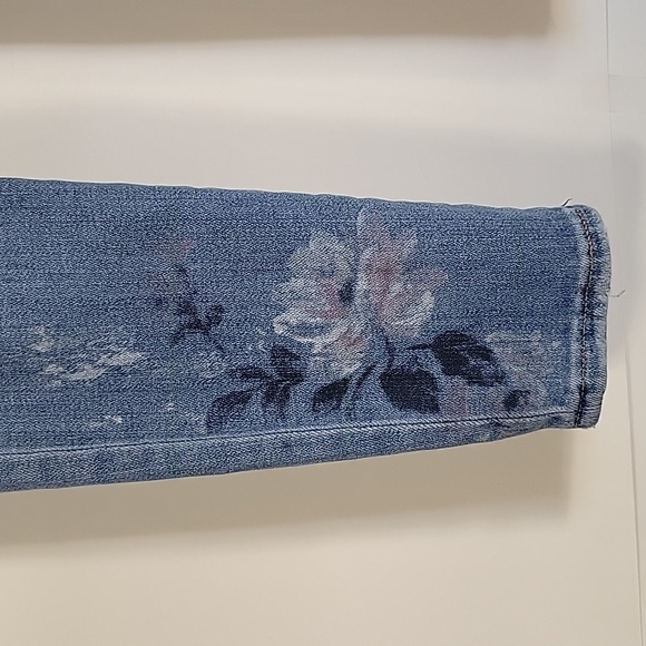 Abercrombie & Fitch Harper Low Rise Super Skinny Distressed Floral detail Size 0 - Picture 13 of 16